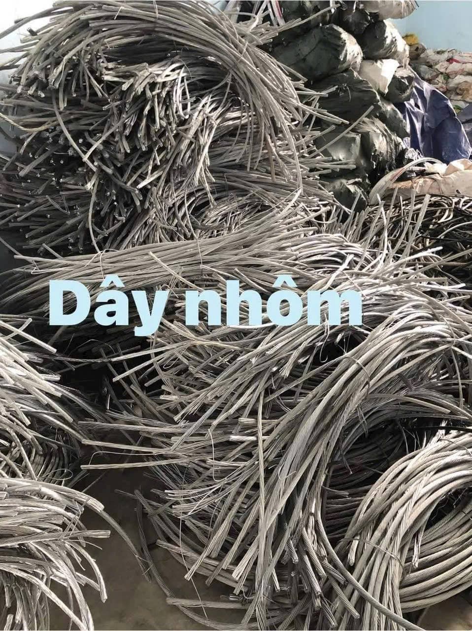 Day nhom phe lieu da thu gom