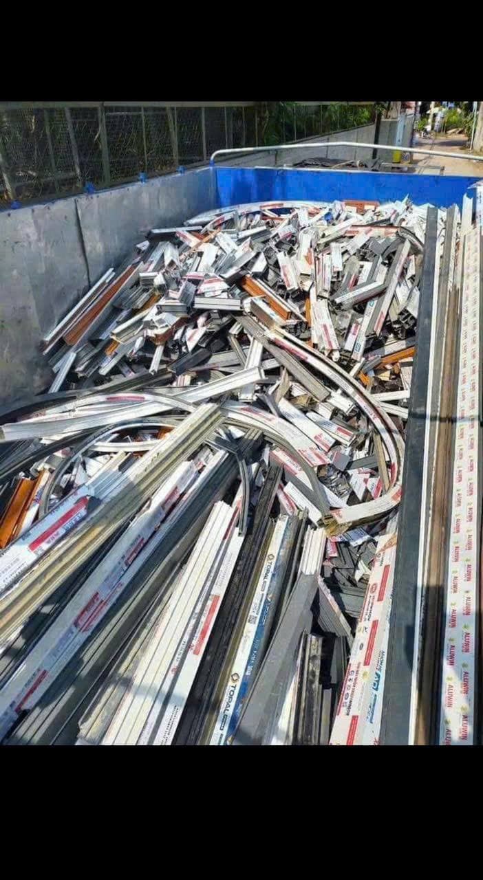 Nhom thanh phe lieu tren xe tai