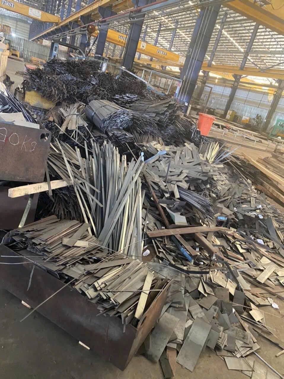 Phe lieu kim loai trong nha xuong