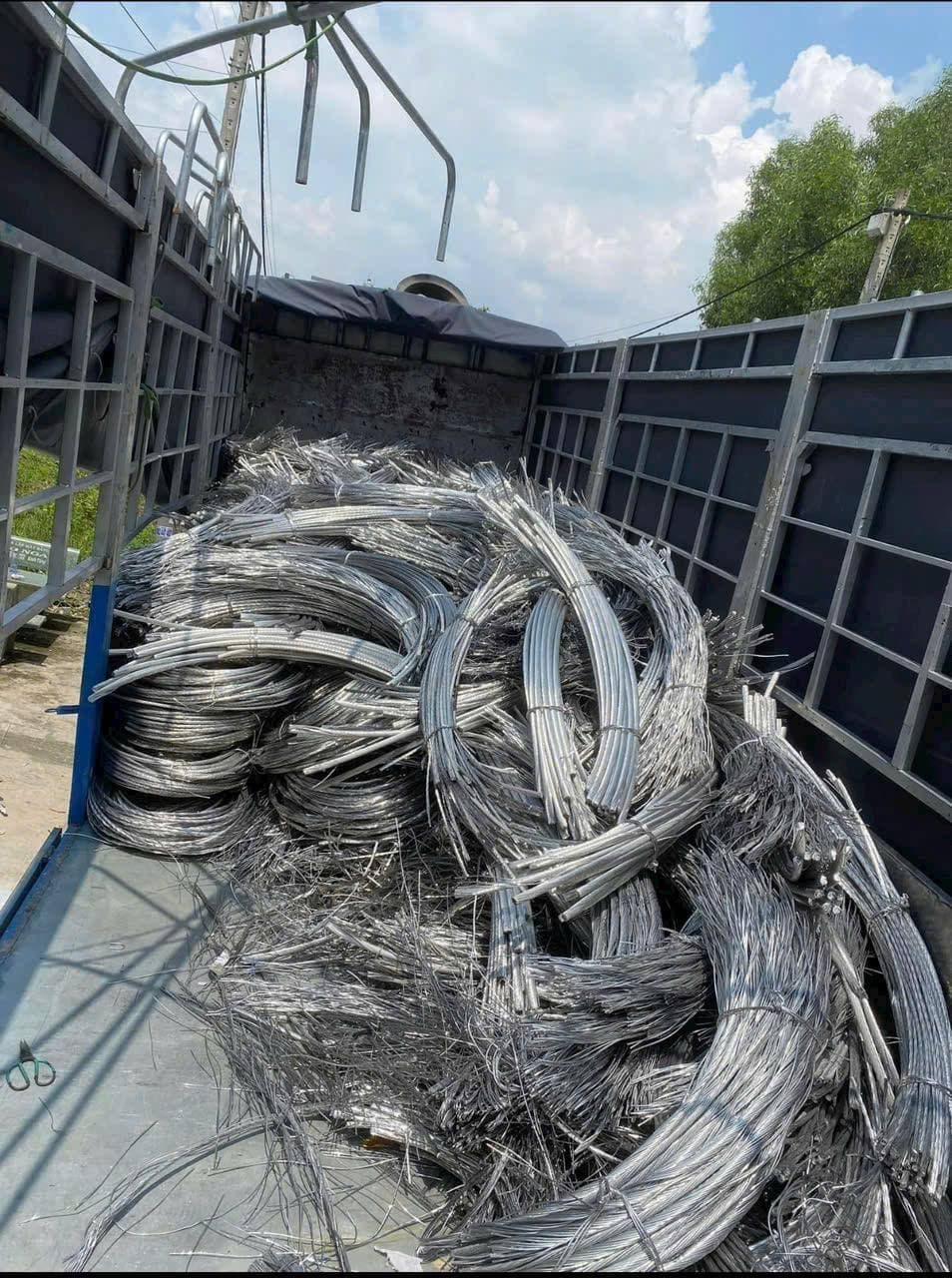 Cuon nhom phe lieu tren thung xe